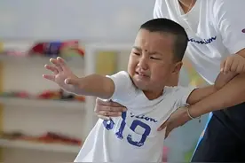 资深幼儿园老师：上幼儿园哭闹不休的孩子，主要来自三类家庭图片