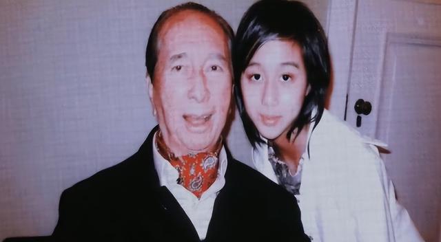 赌王小女儿何超欣晒与王俊凯同框合照