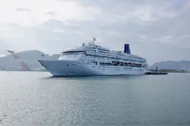 三亚口岸喜迎新岁首艘国际邮轮“鼓浪屿”号图片