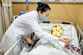 老人贪吃蚕豆致消化道大出血，医生紧急提醒：特定人群需特别注意图片