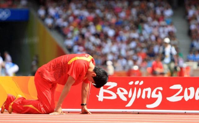 42岁刘翔现状：与妻子感情稳定	，长期在国外旅游，靠终身合同吸金