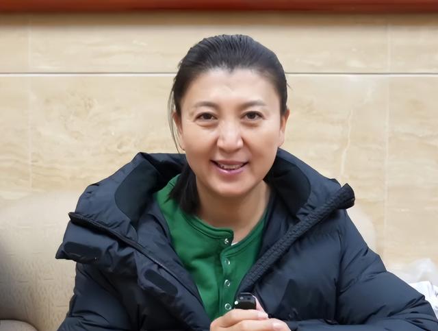 闫学晶哭穷风波还没一个月	，令人恶心的一幕再次上演，网友：严查