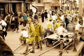 1945年上海街头，投降的日本兵很悠闲，一脸漫不经心，彷佛局外人图片