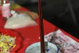 立筷子是迷信？小心刘奶奶会找你图片