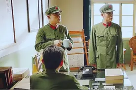 80年代初，部队基层有一个怪现象，同连战士服役的年限跨度很大。图片