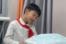 宠妹狂魔！8岁哥哥看着刚出生的妹妹，满眼温柔宠溺图片