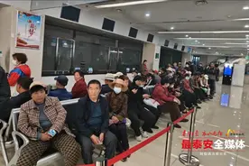 错峰提醒+温情服务 泰山区老年公交卡年审服务贴心升级图片