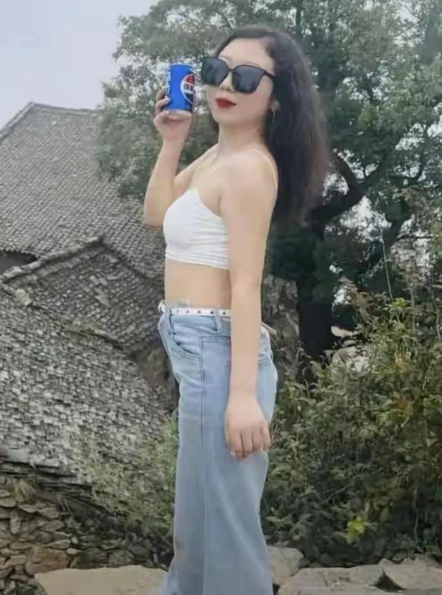 陕西女老师事件升级再曝猛料:吸烟吊带只是冰山一角,疑有多位男友