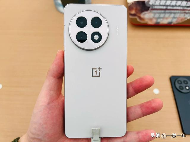 一加15携风驰游戏内核亮相，性能旗舰再进化