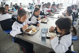 让学生“吃饱”更要“吃好”——安顺市大力推进农村义务教育学生营养改善计划提质增效图片