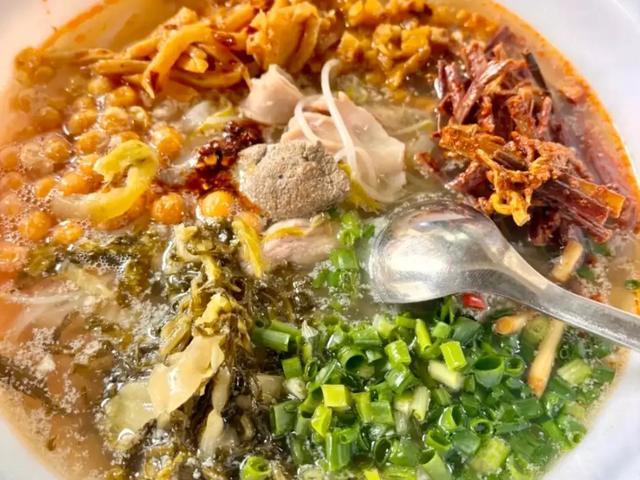 去了一趟广西河池旅游，吃到了8个特色美食，尤其第五个，最爱！