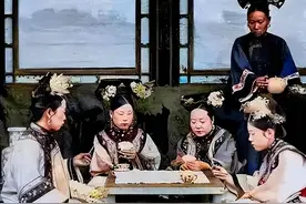 20张真实的清末照片：满洲格格骑毛驴，清宫里面的女子正在打牌图片