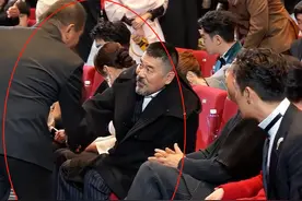 53岁陈建斌与65岁丁勇岱握手，屁股沉不离凳，网友：夫妻俩一种人图片