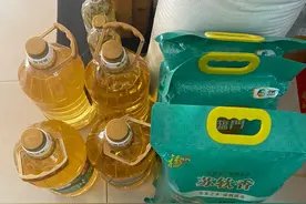 妈妈在银行存了70000元，银行送了五袋大米，四桶油，能拿吗？图片