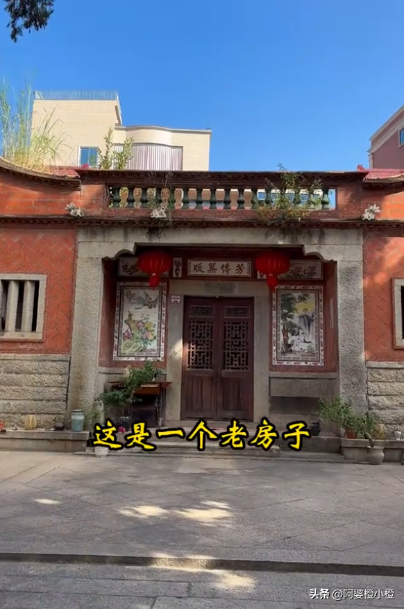 赖昌星妻子曾明娜现状，独居3000平老宅，做饭弄花草活成人生赢家