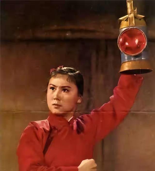 七八十年代的火柴盒上	，那个扎着麻花辫、穿着红衣裳，谁人不识？