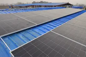 自己家屋顶安装的太阳能发电板，实现用电自由图片
