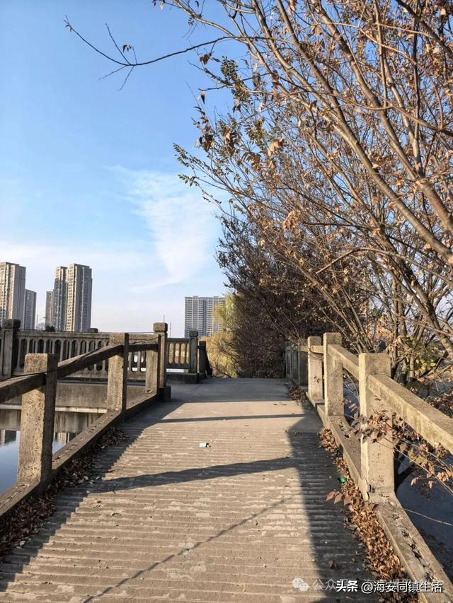 在海安新立发桥上看看老通扬河的水，回味春秋风云！