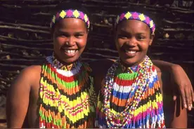 非洲红泥族：以“赤裸”为美，女人几乎从不洗澡，男人难活到15岁图片