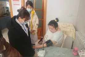 黑龙江省首家“残疾人智慧居家托养服务”！智能手环+一键呼叫，为北安残障人士解决“洗澡难”“吃饭愁”图片