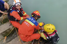 贵州一男子野泳，下半身被吸进“黑洞”图片
