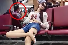 “姑娘的坐姿真霸气，只是后面的大哥已经盯了30分钟了。”很尴尬图片