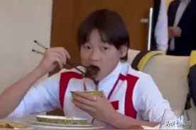 太美了！陈芋汐现身上海豫园，穿汉服摆古典动作，网友：大家闺秀图片