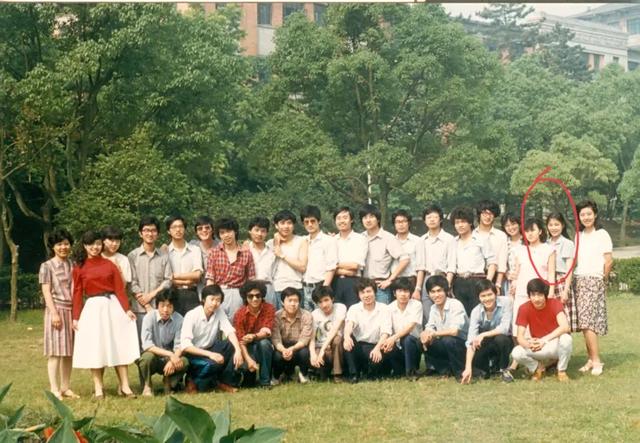 杜建英年轻时有多美？1988年与浙大校友合影，21岁的她太漂亮了