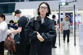 马思纯一身休闲装走机场，能看得出她170的身高吗？图片