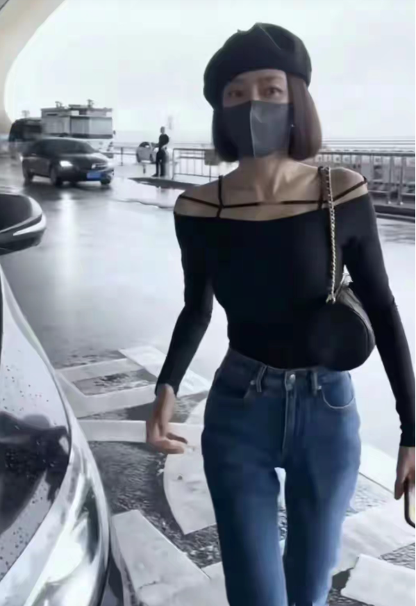 秦岚奔五这腰？机场露腹生图，我捏腰肉沉默了。