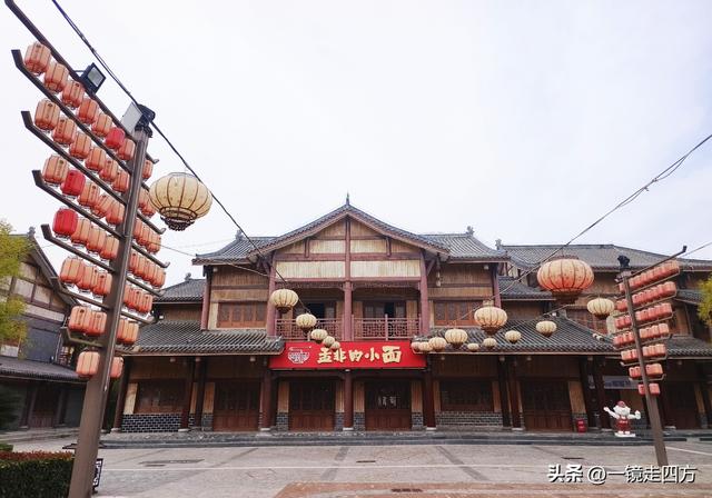 在“天仙配”传说的故事发生地孝感，建有一座“凤凰天仙城”