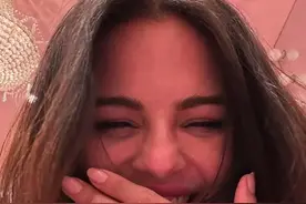 美国知名女星赛琳娜·戈麦斯宣布订婚，男友系唱片制作人，此前曾表示因身体原因无法怀孕图片