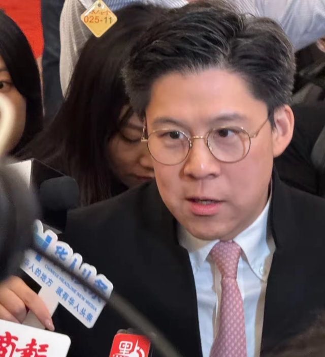 三连升！霍启刚官宣喜讯，新身份给郭晶晶长脸，让李嘉诚不敢吭声