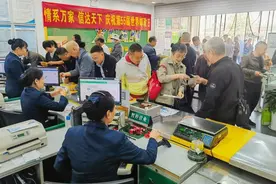 西安邮迷争相购买世界邮政日纪念邮票图片