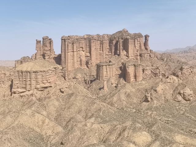 冰沟丹霞是丹霞地貌命名地 以景观独特闻名 与七彩丹霞完全不同风格