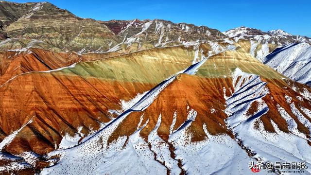 冬日限定！昌吉百里丹霞披上“三色纱衣”，红绿白交织宛如大地油画