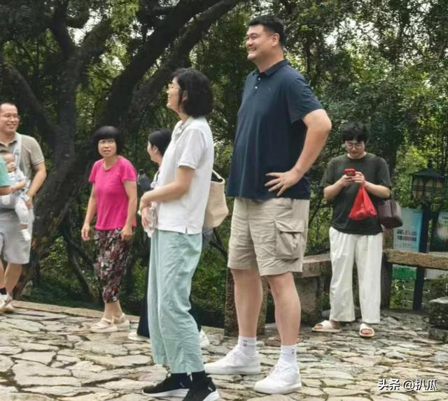 姚明一家游苏州太湖，15岁女儿打扮太老气，岳母出镜瘦又高超170