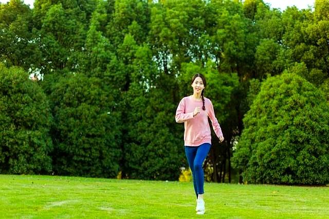 人到中年、一个女人开始频繁运动、健身，往往说明一个问题