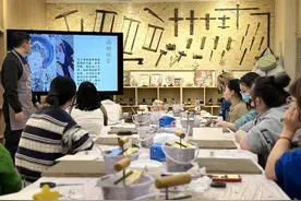 新华鲜报丨夜校，走过百年悄然焕新图片