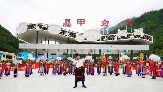 8点成都出发，中午12点在九寨沟吃午饭！
