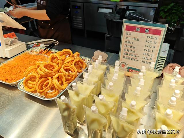 从中国美术馆出来，钻胡同，一路逛到王府井大街