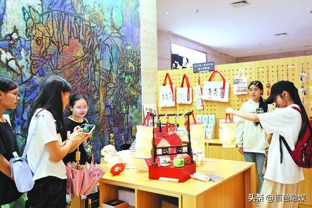 文创产品让游客把“百色记忆”带回家
