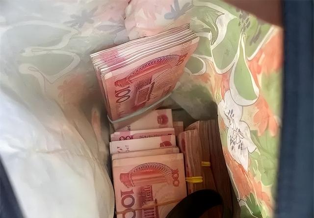 2001年张君走下法庭，含泪签完字后被押刑场，行刑过程中表情镇静