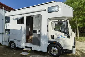 售27.8万，豪沃轻卡拓展房车，2.5T柴油机，10度电1200瓦太阳能图片