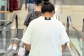 女子偷排骨藏在裤衩里后续：没装塑料袋，边走边扭边掉，画面曝光图片