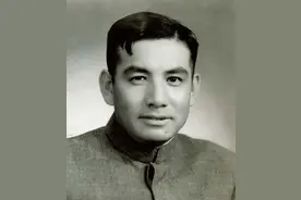 张灵甫为什么能当整编74师师长？对比竞争对手后，就明白了图片