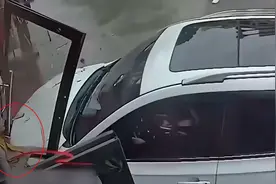 2020年真实影像，女司机撞人后仍猛踩油门，事后反应令人气愤图片