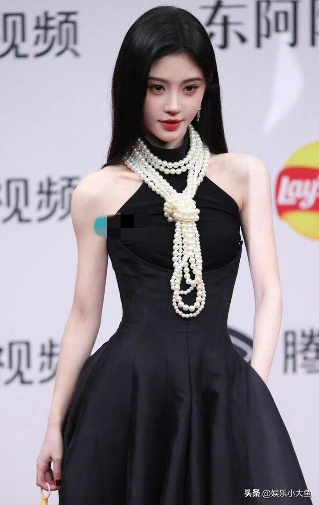 鞠婧祎出席星光大赏活动，黑色露肩长裙配珍珠项链，腰肢纤细好美