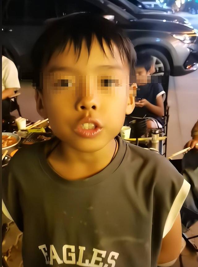 男孩被亲爹独自扔在新疆国道，亲妈徒步寻找摩友好心帮助却遭阴阳