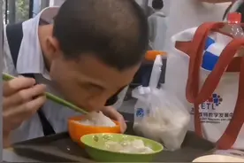 韦神近照曝光，衣服破旧显邋遢引热议，网友：把姜平嫁给他图片